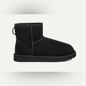Black Short UGGS
